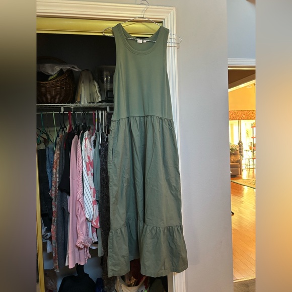 Green tiered midi dress - Picture 2 of 5